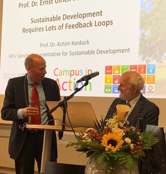 zwei Personen im Gespräch