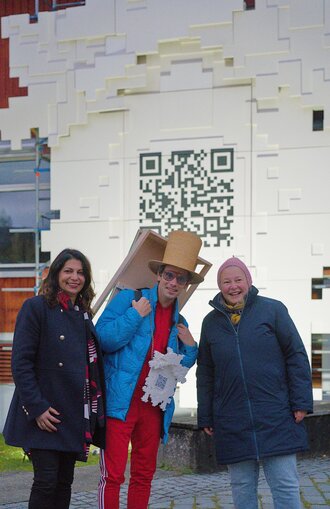 Drei Personen vor der Installation
