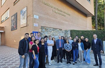 Gruppenbild vor der Universität