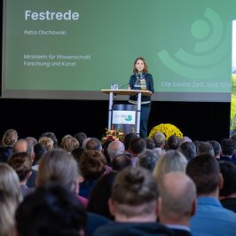 Minister Petra Olschowski giving her speech