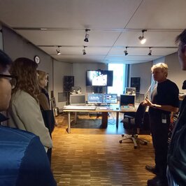 Eine Gruppe besucht das Sound-Labor mit vielen Displays und Tonreglern