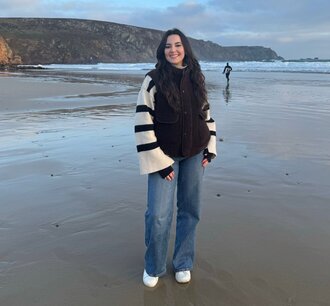 [Translate to English:] Ein Mädchen am Strand