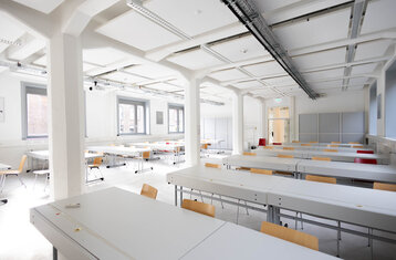 Bild eines Hörsaals an der HFU