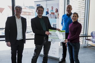 Awards ceremony: Prof. Dr. Lasowski accepts prize money on behalf of the project