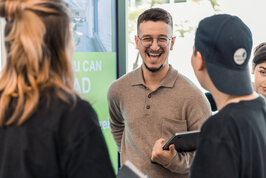 [Translate to English:] Man sieht lachende Menschen