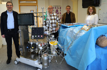 Symbolbild: Die im Text genannten Personen vor der Maschine