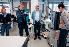 Gastprofessoren testen den Smart Sales Robot