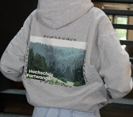 Rückenansicht eines Hoodies mit einem Schwarzwaldbild und Koordinatenzahlen