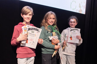 Kinder auf der Bühne erhalten ihre Auszeichnung