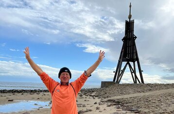 Person reckt die Arme in die Höhe