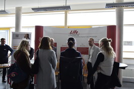 Mehrere Studierende am Life Systems Messestand