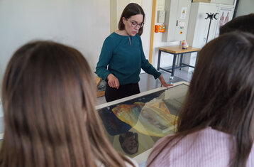Prof. Dr. Hanna Niemann demonstrates the dissection table to students
