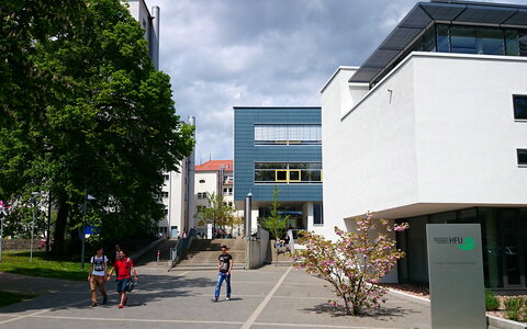 Studierende laufen in den Innenhof am Campus Schwenningen