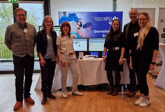 Gruppenbild auf dem HFU-Stand
