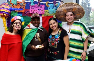 4 students on the colourful Mexican stand