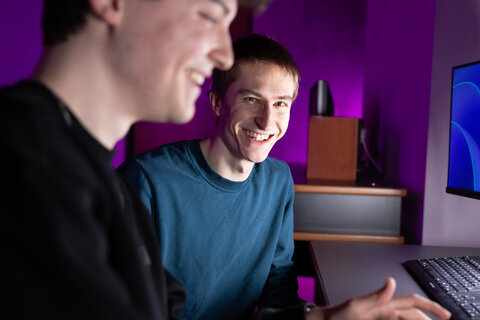 Zwei Personen lachen