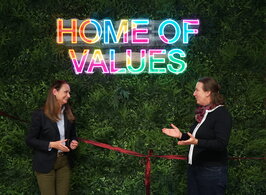 Kanzlerin und HR Chefin bei ihren Reden