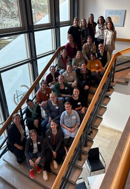 Die Teilnehmerinnen des Workshops auf einer Treppe