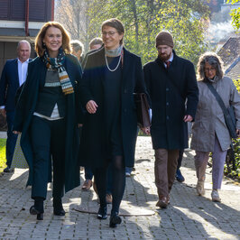 Minister and president walking across the Furtwangen campus
