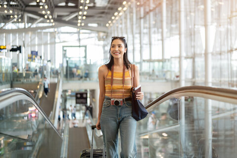 Smybolbild: Studentin mit Koffer am Flughafen