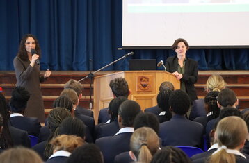 Man sieht die beiden HFU Professorinnen vor einer Gruppe einen Vortrag halten