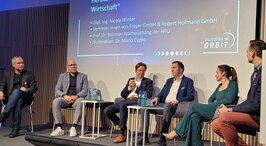 Personen bei der Podiumsdiskussion auf der Bühne