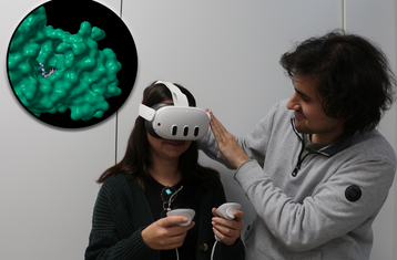 Student tries VR glasses on