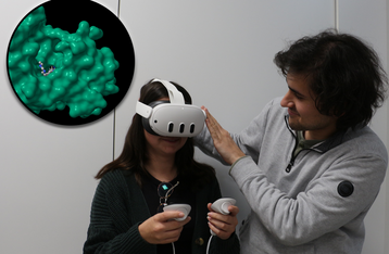 Studentin probiert eine VR Brille auf