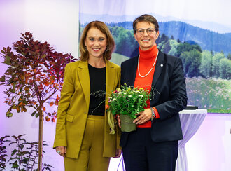 Ministerin und Rektorin auf einer Bühne