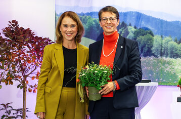 Ministerin und Rektorin auf einer Bühne