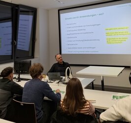 Professor Zydorek bei seinem Vortrag