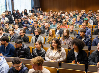 Studienanfängerinnen und -anfänger in einem Hörsaal