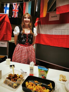 Symbolbild: Der österreichische Stand mit einer Studierenden