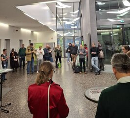 Teilnehmende tippen in ihre Handys bei einer Schreibübung