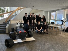 Team mit dem Ausstellungsstück im Eingangsbereich der Hochschule