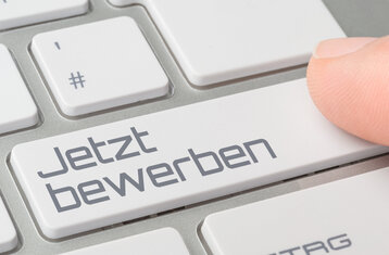 Tastatur mit beschriebener Taste "Jetzt bewerben"