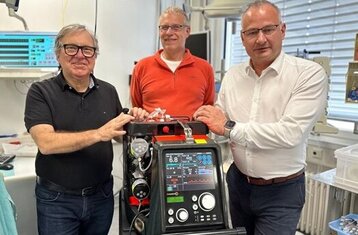 Drei Personen um das Gerätesystem gruppiert