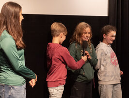 Vier Kinder auf einer Bühne 