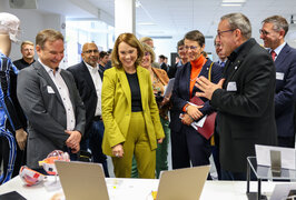 Ministerin beim Rundgang an einem Ausstellungsstand