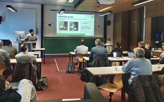 Teilnehmende diskutieren Forschungsprojekte