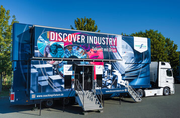 Man sieht einen Truck mit zwei Stockwerken auf dem Discovery Industry steht