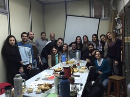 Gruppe von Studenten, stehend um einen Tisch herum