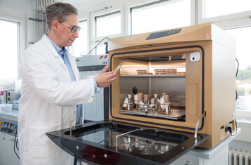 Symbolbild: Ein Wissenschaftler bei der Vorbereitung