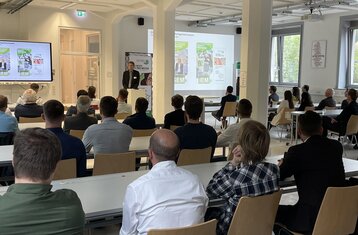 Dekan spricht vor Publikum