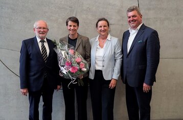 Man sieht eine Gruppe aus vier Personen (zwei Männer und zwei Frauen)