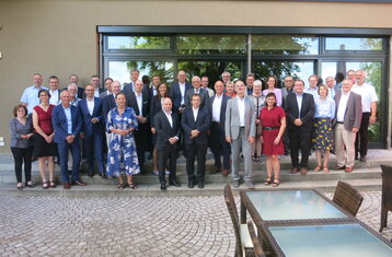 Eine Gruppe von Menschen steht vor einem Gebäude