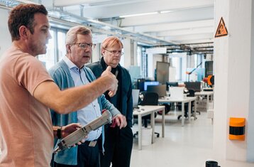 Labormitarbeiter Tobias Lorenz gibt Einblicke in das Robotiklabor