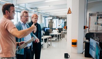 Labormitarbeiter Tobias Lorenz gibt Einblicke in das Robotiklabor