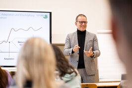 [Translate to English:] Ein Professor vor seinen Studierenden 