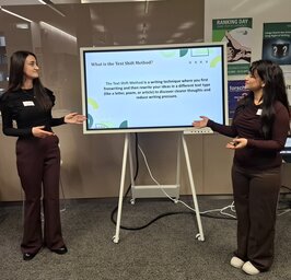 Zwei Studierende vom Projekt HFU Cares vor ihrer Präsentation